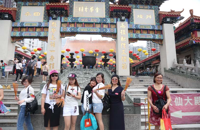 正翔戶(hù)外照明員工51香港游合影