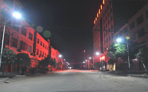 太陽能路燈照亮前行的路