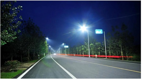 太陽(yáng)能路燈與市電路燈的優(yōu)缺點(diǎn)