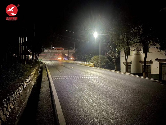  太陽能路燈夜晚亮燈