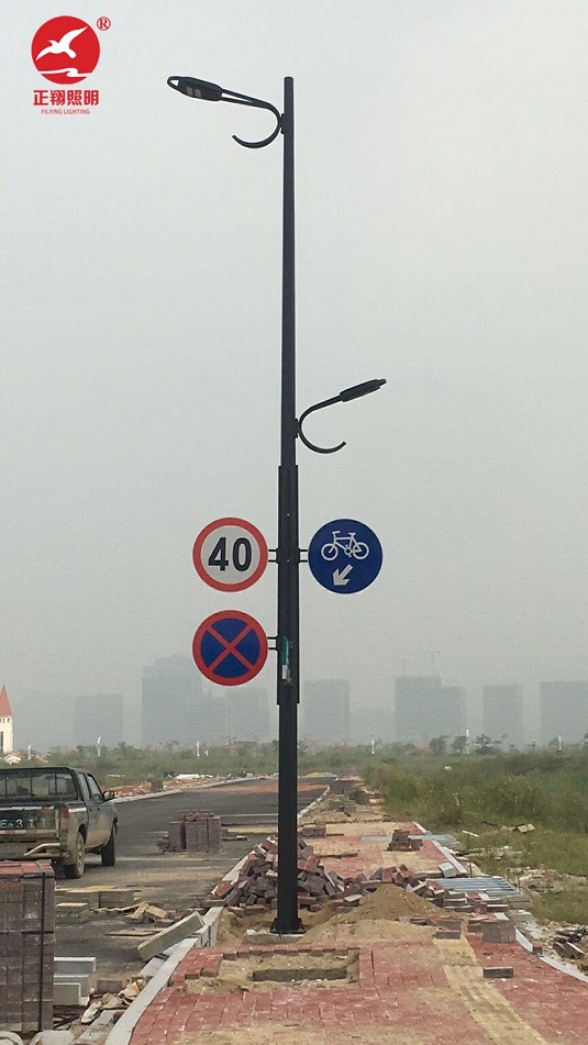  多功能帶監控智能路燈